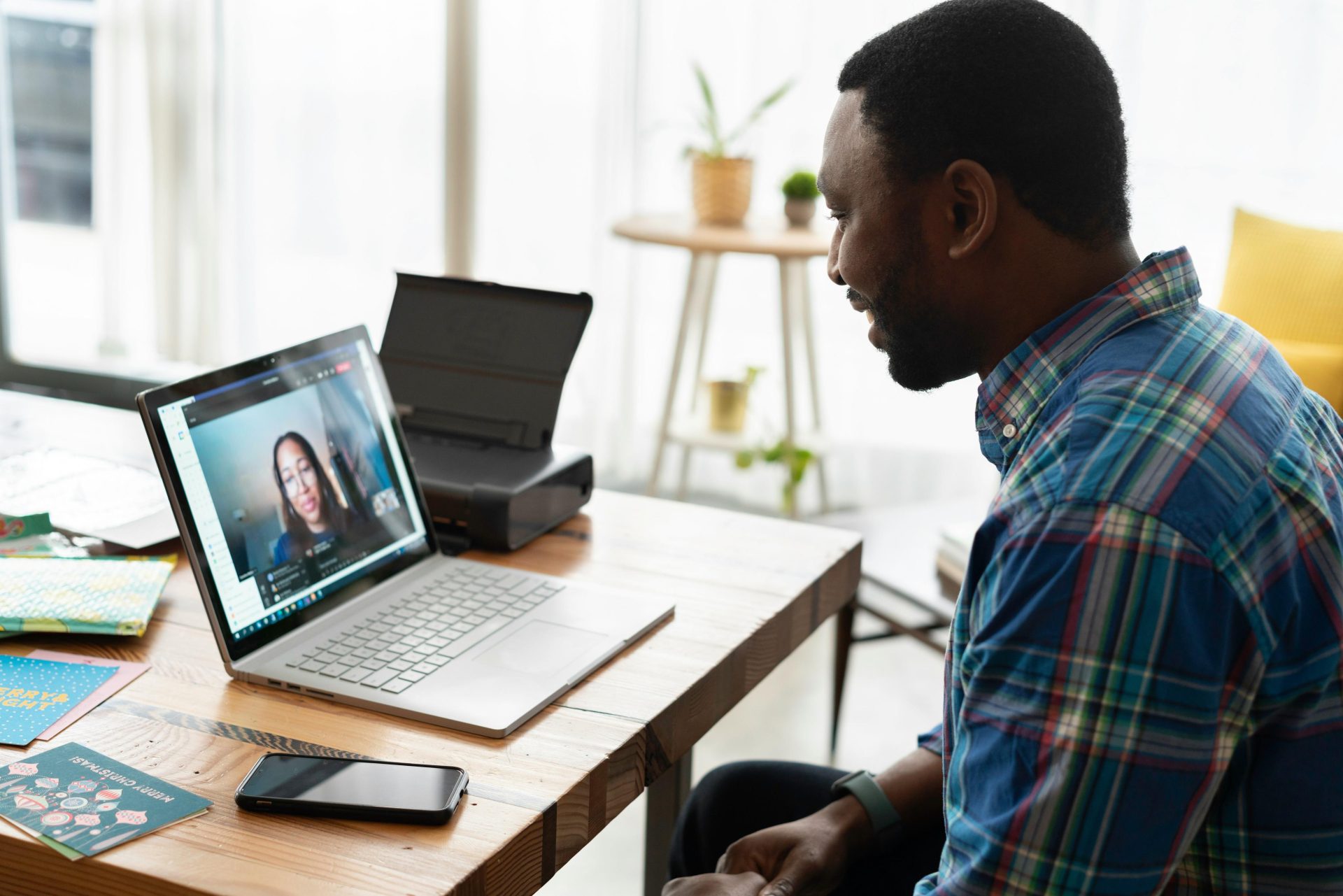 Hombre en una reunión online con una mujer